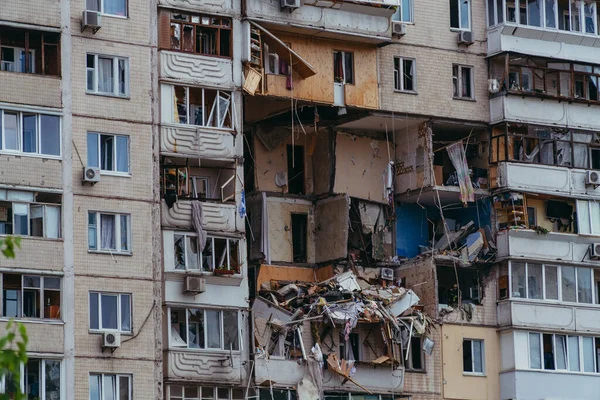 KYIV, UKRAINE - 21 Haziran 2020. Bir apartmanın patlaması. Kurtarma ekipleri molozların altında adam arıyorlar..