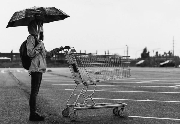 Carro Compras Una Mujer Con Una Máscara Médica Lleva Carrito —  Fotos de Stock