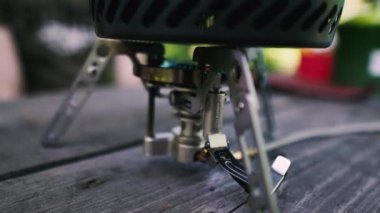 Turist gazı ocağı. Yakın plan. Yemek yapmak için..