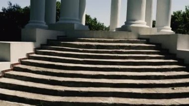 Rotunda. Beyaz sütunlu mimari yuvarlak yapı.