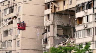 KYIV, UKRAINE - 21 Haziran 2020. Bir apartmanın patlaması. Kurtarma ekipleri molozların altında adam arıyorlar..