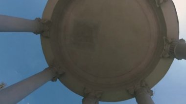Rotunda. Beyaz sütunlu mimari yuvarlak yapı.