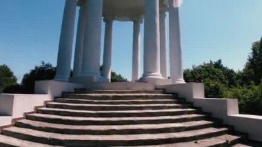 Rotunda. Beyaz sütunlu mimari yuvarlak yapı.