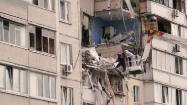 KYIV, UKRAINE - 21 Haziran 2020. Bir apartmanın patlaması. Kurtarma ekipleri molozların altında adam arıyorlar..