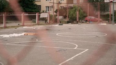 KYIV, UKRAINE - 21 Haziran 2020. Bir apartmanın patlaması. Kurtarma ekipleri molozların altında adam arıyorlar..