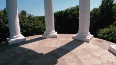 Rotunda. Beyaz sütunlu mimari yuvarlak yapı.