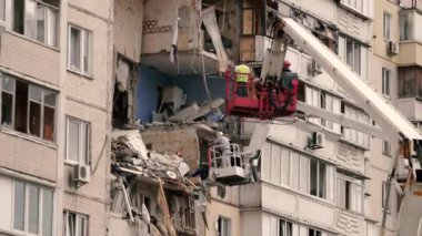 KYIV, UKRAINE - 21 Haziran 2020. Bir apartmanın patlaması. Kurtarma ekipleri molozların altında adam arıyorlar..