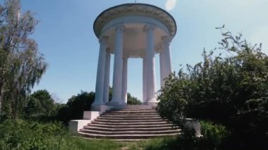 Rotunda. Beyaz sütunlu mimari yuvarlak yapı.