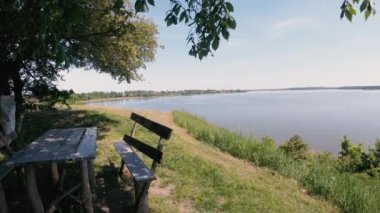 Tahta masa. Ahşap bir masa güzel manzaralı bir dağda duruyor..