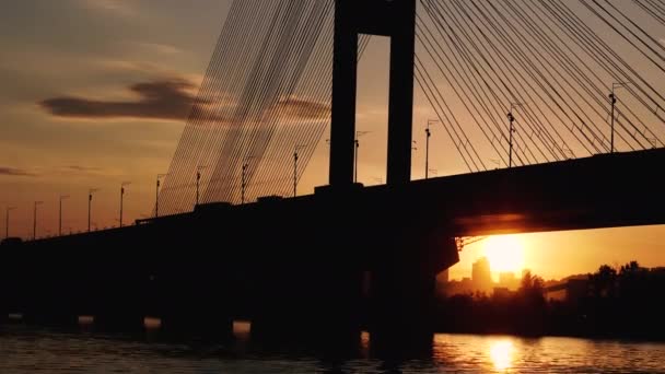 Brücke Transportbrücke Vor Dem Hintergrund Der Sonnenuntergangssonne — Stockvideo