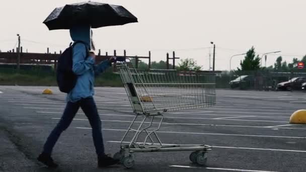 의료용 마스크를 여자가 쇼핑용 카트를 — 비디오