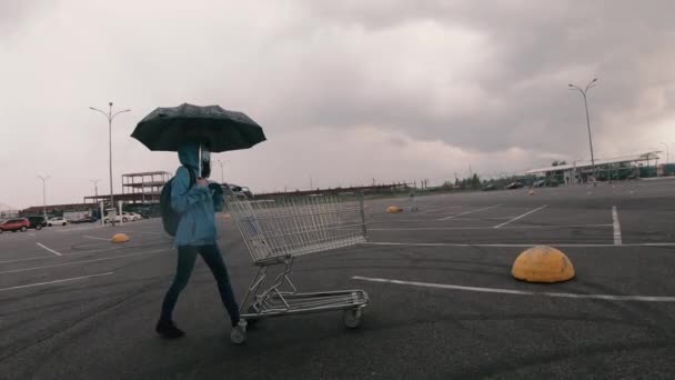 Shopping Cart Woman Medical Mask Carries Shopping Cart — Stock Video
