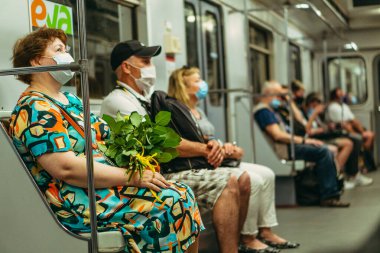 KIEV, UKRAINE - Haziran 09. 2020 yılı. Koronavirüs salgını sırasında Kiev metrosunun çalışması. Koruyucu tıbbi maskeli yolcular.