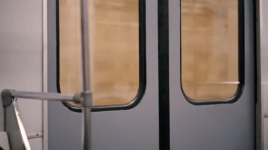 Metro polisi. Boş metro vagonu. Ukrayna. Kiev.