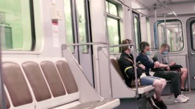 KIEV, UKRAINE - Haziran 09. 2020 yılı. Koronavirüs salgını sırasında Kiev metrosunun çalışması. Koruyucu tıbbi maskeli yolcular.