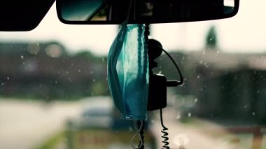 Tıbbi maske. Tıbbi bir maske arabanın içini kaplar..