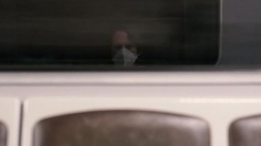 Metro polisi. Tıbbi maskeli bir adam metroya biniyor..
