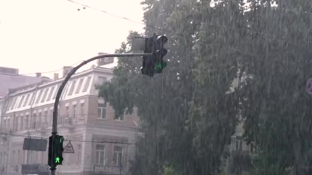 Φώτα Κυκλοφορίας Βροχερή Πόλη Και Φανάρι — Αρχείο Βίντεο