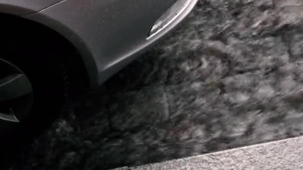 Inundaţii Ploaia Inundă Mașinile Stradă — Videoclip de stoc