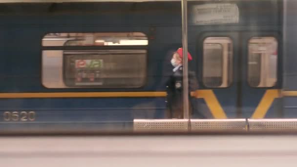 Kiev Ukraine June 2020年 基辅地铁在验尸官流行病流行期间的工作 戴防护口罩的乘客 — 图库视频影像