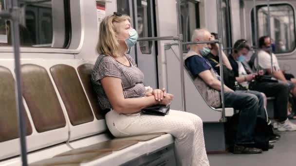 Kiev Ukraine 6月09日 2020年 コロナウイルスの流行の間のキエフ地下鉄の仕事 医療用マスクの乗客 — ストック動画