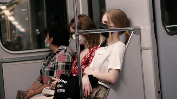 Kiev Ukraine 6月09日 2020年 コロナウイルスの流行の間のキエフ地下鉄の仕事 医療用マスクの乗客 — ストック動画