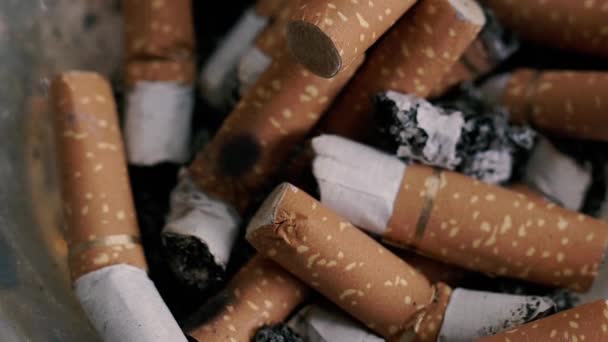 Aschenbecher Vorhanden Der Aschenbecher Ist Mit Zigarettenkippen Gefüllt — Stockvideo