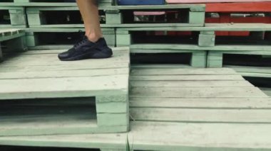 Antrenman yapıyorum. Genç kadın sokakta spor egzersizi yapıyor..