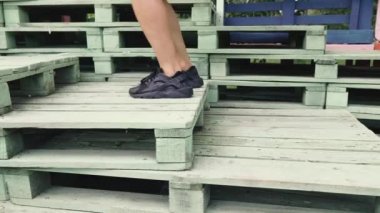 Antrenman yapıyorum. Genç kadın sokakta spor egzersizi yapıyor..