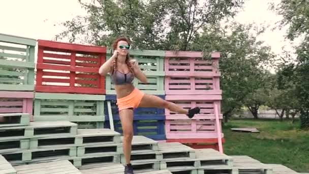Тренировка Молодая Женщина Показывает Спортивные Упражнения Улице — стоковое видео
