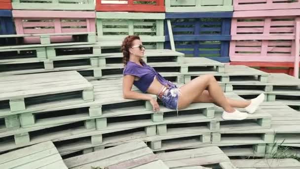 Recreation Young Woman Sits Unusual Multi Colored Design — Stock Video