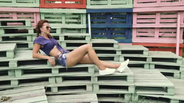 Recreation Young Woman Sits Unusual Multi Colored Design — Stock Video