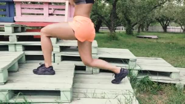 Training Junge Frau Zeigt Sport Auf Der Straße — Stockvideo