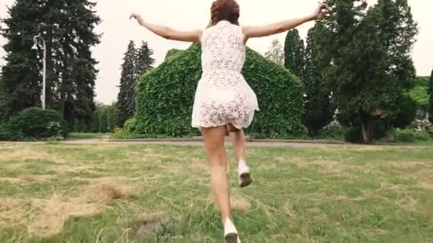 Viaggio Giovane Donna Felice Sta Saltando Correndo Nel Parco — Video Stock