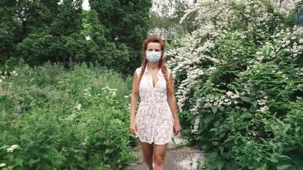 Medisch Masker Jonge Vrouw Met Medisch Masker — Stockvideo