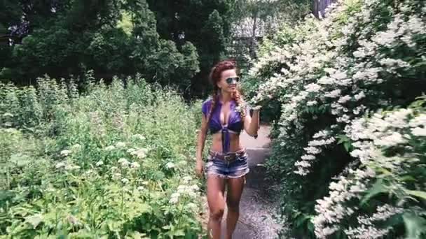 Une Plante Jasmin Une Jeune Femme Marche Près Une Plante — Video