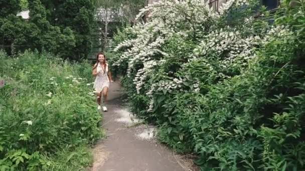 Reis Jonge Gelukkige Vrouw Springt Rent Het Park — Stockvideo