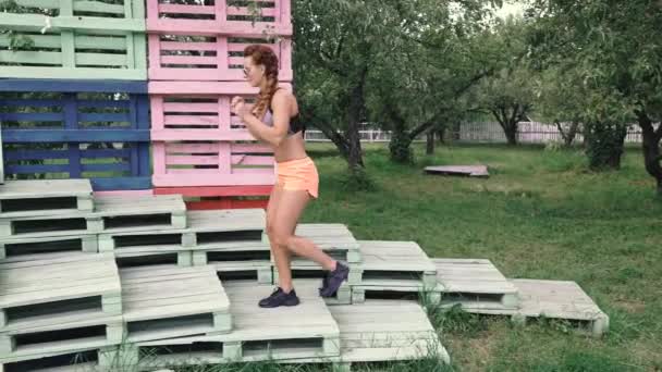 Antrenman Yapıyorum Genç Kadın Sokakta Spor Egzersizi Yapıyor — Stok video