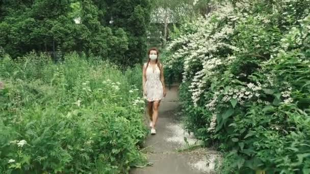 Ιατρική Μάσκα Νεαρή Γυναίκα Ιατρική Μάσκα — Αρχείο Βίντεο