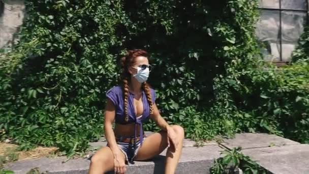 Tıbbi Maske Tıbbi Maskeli Genç Bir Kadın — Stok video