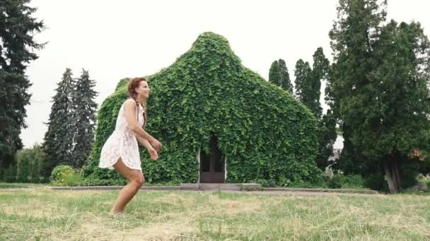 Viaje Joven Mujer Feliz Está Saltando Corriendo Parque — Vídeo de stock