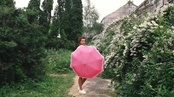 Ομπρέλα Νεαρή Γυναίκα Ομπρέλα Από Βροχή — Αρχείο Βίντεο