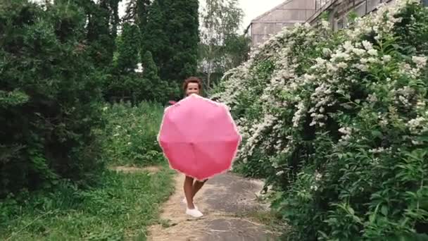 Regenschirm Junge Frau Mit Regenschirm Vor Dem Regen — Stockvideo