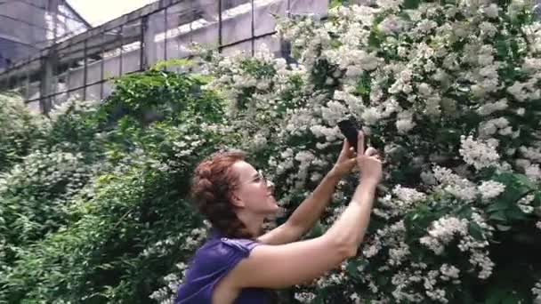 Smartphone Uma Jovem Mulher Leva Flores Smartphone — Vídeo de Stock