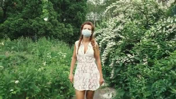 Tıbbi Maske Tıbbi Maskeli Genç Bir Kadın — Stok video