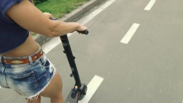 Elektroroller Eine Junge Frau Fährt Auf Einem Elektroroller — Stockvideo