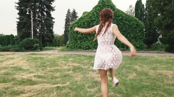 Reis Jonge Gelukkige Vrouw Springt Rent Het Park — Stockvideo