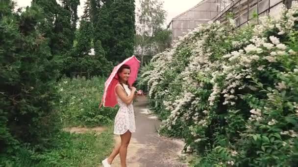 Şemsiye Yağmurdan Şemsiyesi Olan Genç Bir Kadın — Stok video