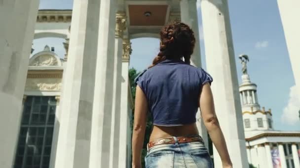 Reis Een Jonge Vrouw Wandelt Historische Architectonische Plaatsen Oekraïne Kiev — Stockvideo