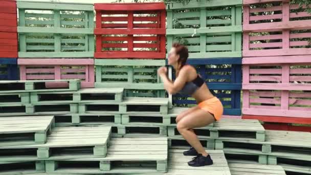 Training Junge Frau Zeigt Sport Auf Der Straße — Stockvideo
